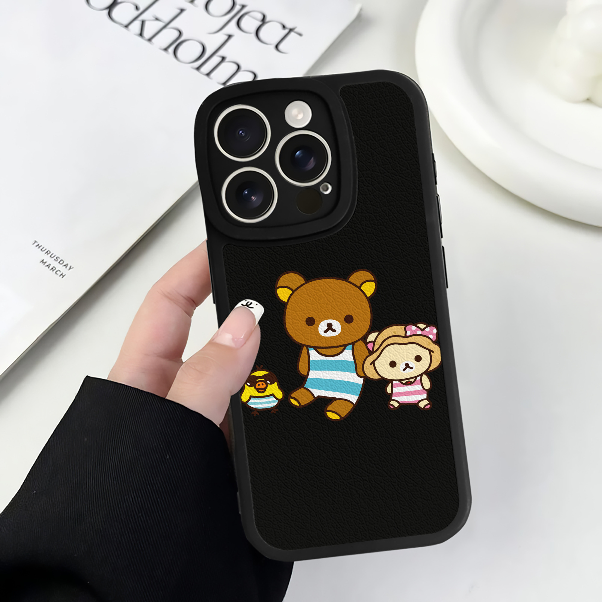 （画像用） リラックマ リラックマ キイロイトリ Rilakkuma Korilakkuma Kiiroitori 【iPhone 16シリーズ対応】シリコンスマホケース（レザー調） 材質：シリコン